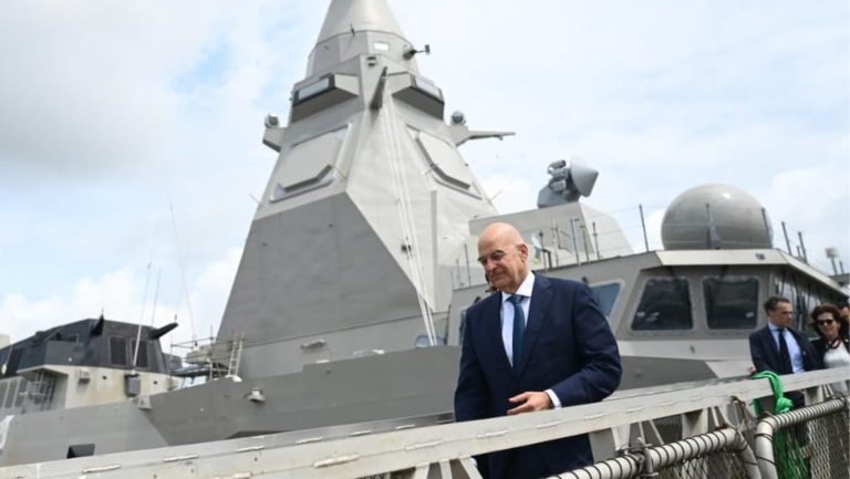 «Ντρίμπλα» Δένδια: Έκανε λόγο για «νόμιμο κυπριακό λαό»- Απέφυγε να μιλήσει για έδαφος ή κυπριακή βάση