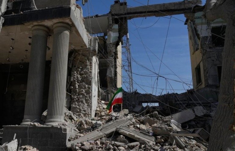 Περισσότερα από 100 μαχητικά αεροσκάφη έπληξαν τεράστιο στρατιωτικό συγκρότημα στην Τεχεράνη