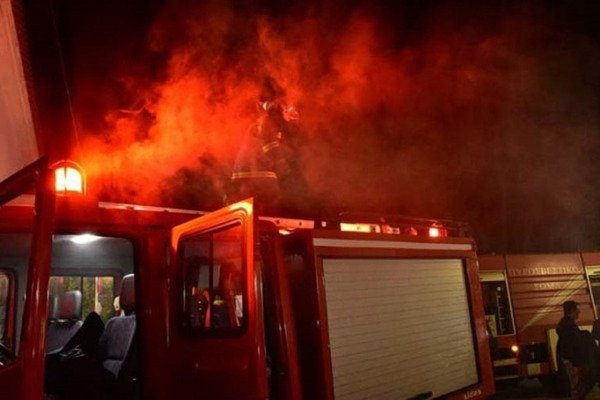 Φωτιά σε εγκαταλελειμμένο κτίριο στο Μεταξουργείο – Κλειστή η οδός Κεραμεικού