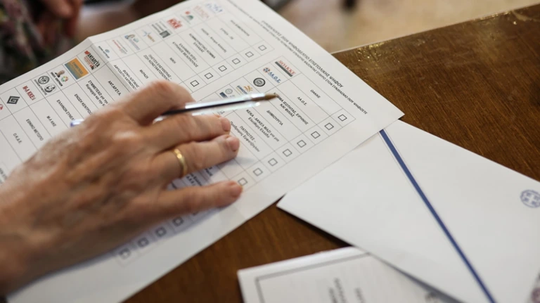 With 201 votes “in favor,” postal voting for Greeks abroad approved