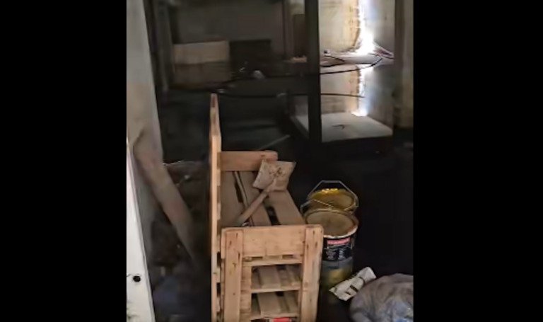 Κύπρος: Καταφύγια σε πλήρη εγκατάλειψη, μέσα σε λάσπες και σκουπίδια