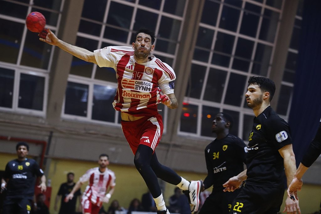 Ολυμπιακός – ΑΕΚ 32-26: Θρυλική νίκη και «αγκαλιά» με την πρωτιά και το πλεονέκτημα!