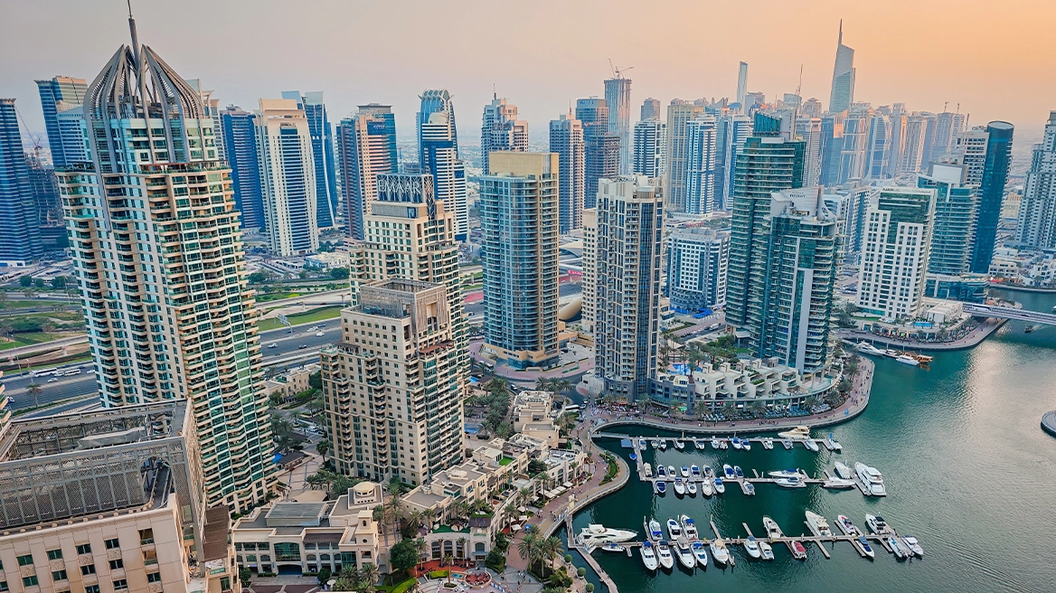 Mass exodus of the ultra-wealthy from Dubai by private jet, paying hundreds of thousands of dollars