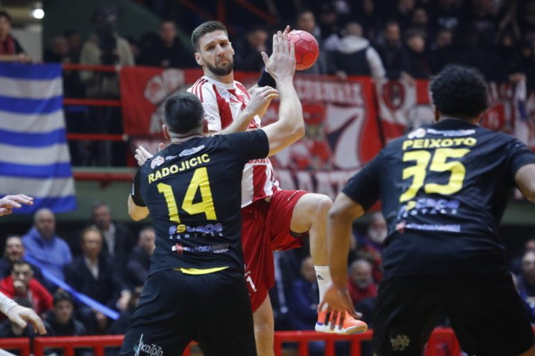 Ολυμπιακός – ΑΕΚ 32-26: Οι ερυθρόλευκοι πήραν το ντέρμπι της Handball Premier και «βλέπουν» κορυφή