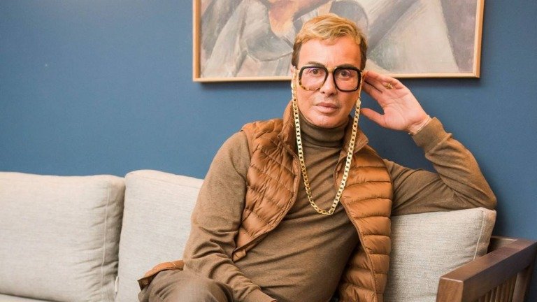 «Μου λείπει ένα παιδί και το κομμάτι της οικογένειας, γι’ αυτό έχω τρία σκυλιά και μία γάτα», ο Λάκης Γαβαλάς για την προσωπική του ζωή