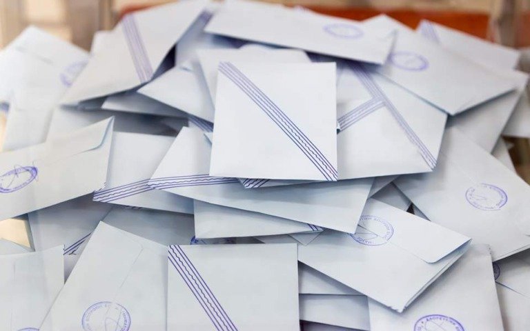 MPs approve postal voting for Greeks abroad in national elections