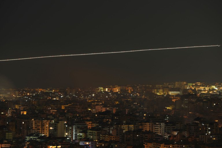 Λίβανος: Τρεις νεκροί και έξι τραυματίες από ισραηλινά πλήγματα κοντά στη Βηρυτό