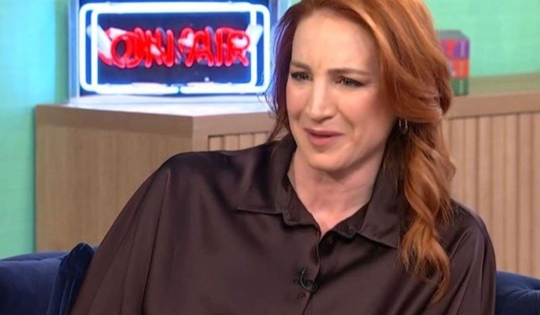 Στεφανία Γουλιώτη: «Ενοχοποιούσα τον εαυτό μου, γιατί έχουμε μια ταμπέλα ότι το να είσαι θλιμμένος είναι αυτοκαταστροφικό»