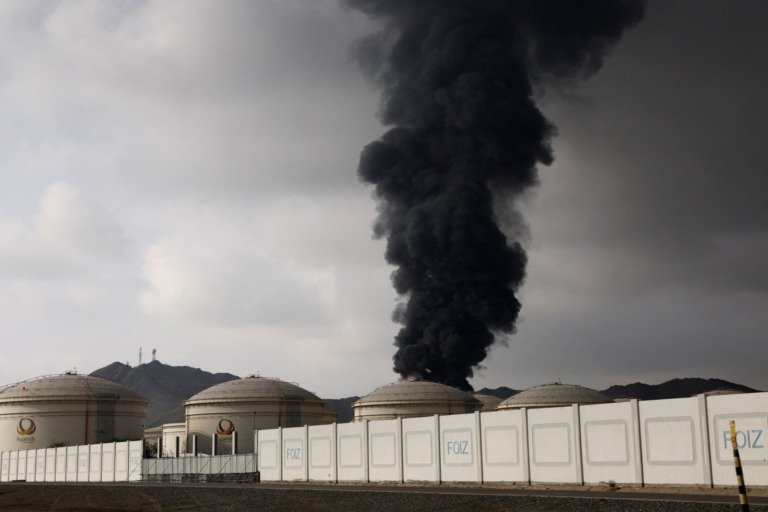 Τεράστια φωτιά μαίνεται στο διυλιστήριο της Φουτζάιρα στα Ηνωμένα Αραβικά Εμιράτα (βίντεο)