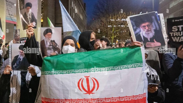 Συγκρούσεις στο Μάντσεστερ σε αγρυπνία για τον Αλί Χαμενεΐ