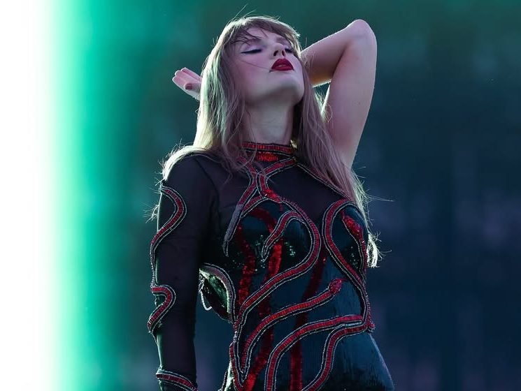 Οι Swifties μπαίνουν επίσημα στο λεξικό και η Taylor Swift γράφει ξανά ιστορία
