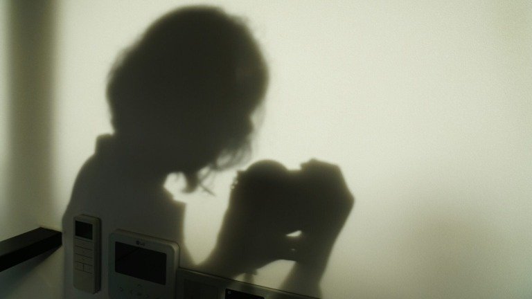 Φρίκη στη Ρόδο: Νεαρή γυναίκα με αυτισμό καταγγέλλει την μητέρα της για κακοποίηση