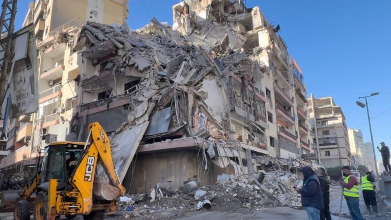 Βηρυτός: Κτίριο έγινε συντρίμμια από τους ισραηλινούς βομβαρδισμούς – Σκηνικό που θυμίζει Γάζα