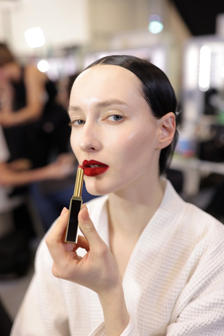 Tom Ford: Υγρή σκιά ματιών και κόκκινο ματ κραγιόν – Το δυναμικό contrast που λατρέψαμε στο fashion show του οίκου