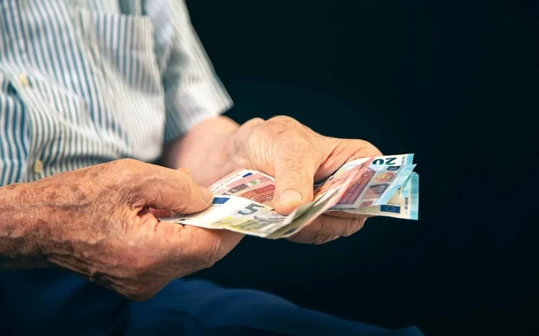 Συντάξεις Απριλίου 2026: Πότε μπαίνουν τα χρήματα