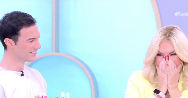 Δάφνη Μπόκοτα: Τα δάκρυα on air με την έκπληξη του γιου της, Νίκου Κοσώνα για τα γενέθλιά τους