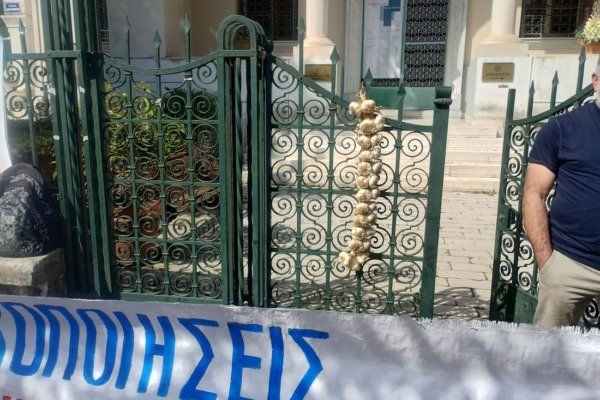 Μια αρμαθιά σκόρδα και τρίτη αναβολή της Δημοτικής Επιτροπής