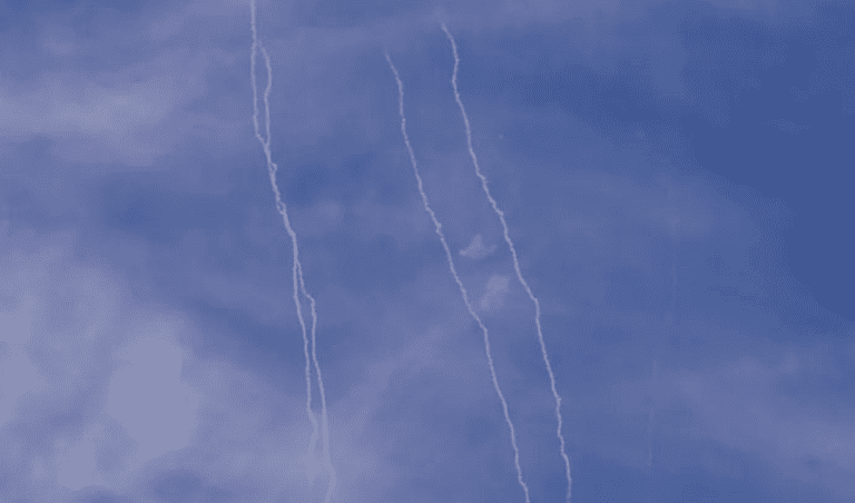 Μπαράζ εκρήξεων στην Ντόχα: «Μείνετε σπίτι, μακριά από τα παράθυρα»