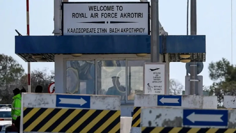 Συναγερμός στην Κύπρο: Μήνυμα στους κατοίκους στο Ακρωτήρι να παραμείνουν σε ασφαλή σημεία ΝΕΟΤΕΡΑ