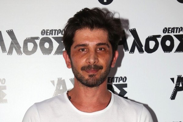 Χρήστος Σπανός: «Η σειρά “Άκρως οικογενειακόν” είναι αυτή που με σημάδεψε, με αυτή συστήθηκα στο κοινό»