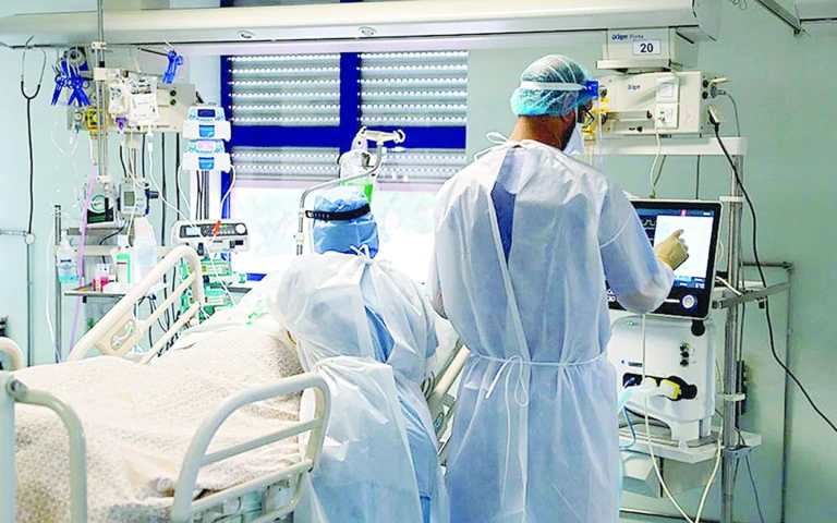 Εξουθενωμένοι οι στρατιώτες της πρώτης γραμμής στο ΕΣΥ: Υπερεργασία, άγχος, εξευτελιστικές αμοιβές