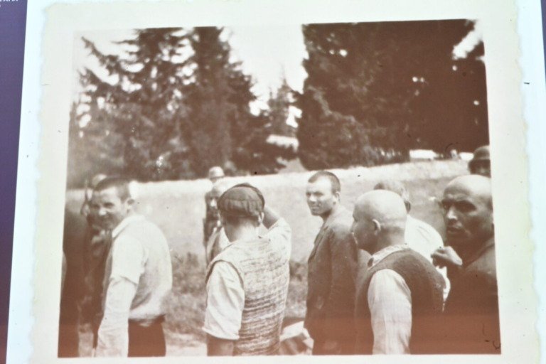 Καισαριανή: Παρουσιάστηκαν από το ΥΠΠΟ οι 262 φωτογραφίες-ντοκουμέντα της εκτέλεσης των 200