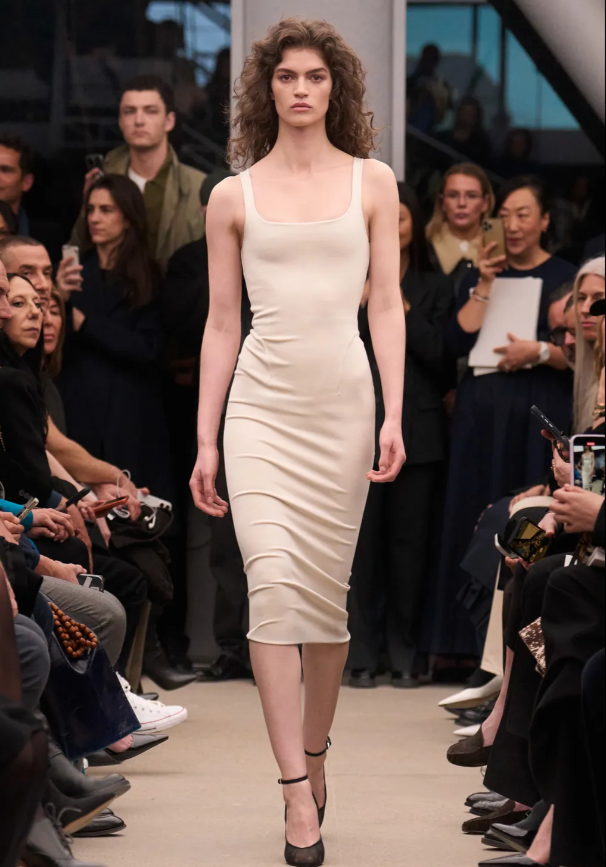 Το «αντίο» του Pieter Mulier προς τον οίκο Alaïa στην Εβδομάδα Μόδας του Παρισιού