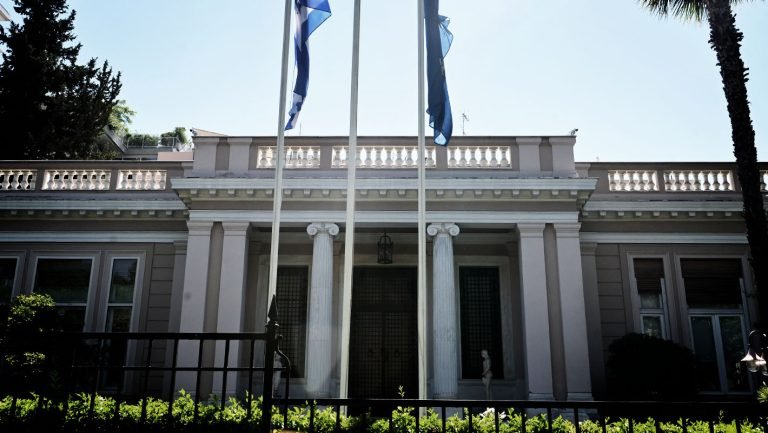 Μαξίμου: «Υποδειγματική» η επιστροφή των εγκλωβισμένων Ελλήνων από τη Μέση Ανατολή