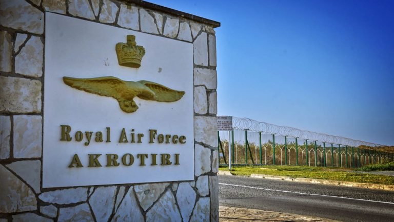 Η Κυβέρνηση ταυτίζει τα κυπριακά συμφέροντα με τα… βρετανικά, για κομματικά οφέλη