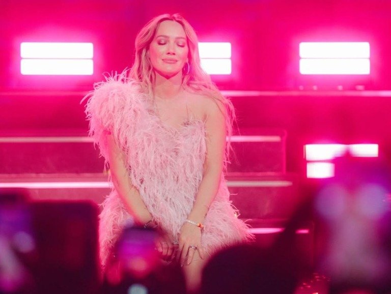 Η Hilary Duff επέστρεψε δυναμικά στα charts με το album «Luck… or something»