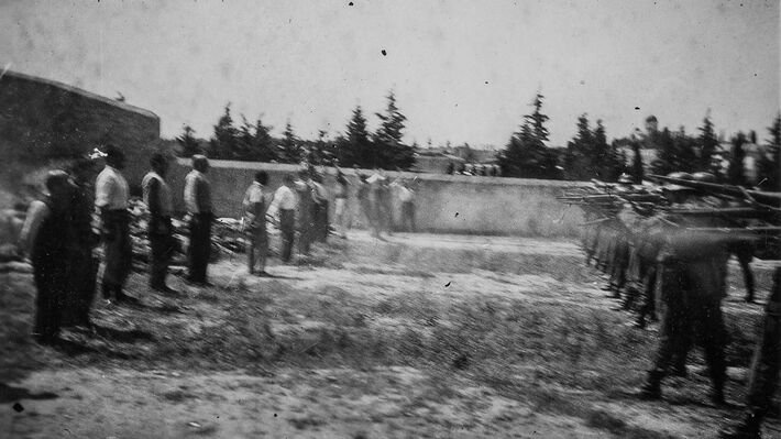 Νέα φωτογραφία: Αλύγιστοι οι 200 κομμουνιστές τη στιγμή της εκτέλεσης