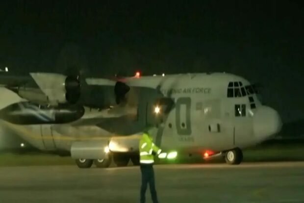 Ελευσίνα: Επαναπατρίστηκαν με C-130 της Πολεμικής Αεροπορίας 91 Έλληνες από το Αμπού Ντάμπι