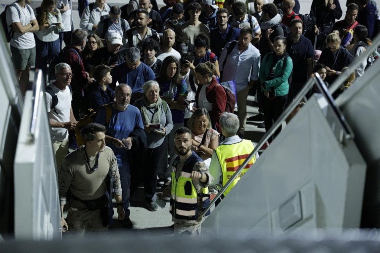Στις φλόγες η Μέση Ανατολή: Περισσότεροι από 300.000 άνθρωποι έχουν εκτοπιστεί από την έναρξη του πολέμου