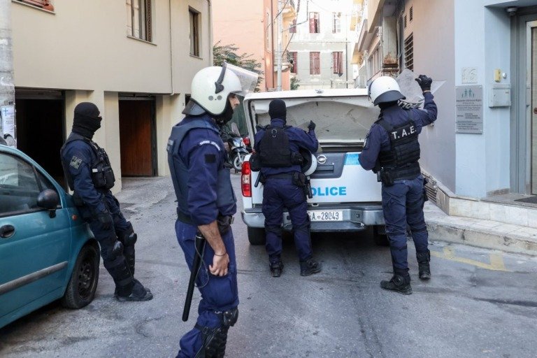 Ετοίμαζαν εμπρηστικές επιθέσεις σε βάρος αστυνομικών στα Χανιά – Συνελήφθησαν δύο 24χρονοι