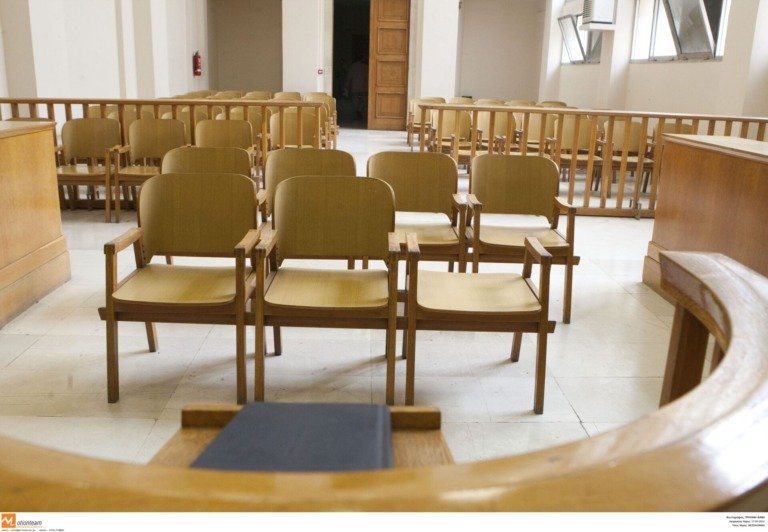 Αγρίνιο: Σε πλημμέλημα μετατράπηκε την κατηγορία για το σοβαρό τραυματισμό 19χρονης από ναυτική φωτοβολίδα το 2018