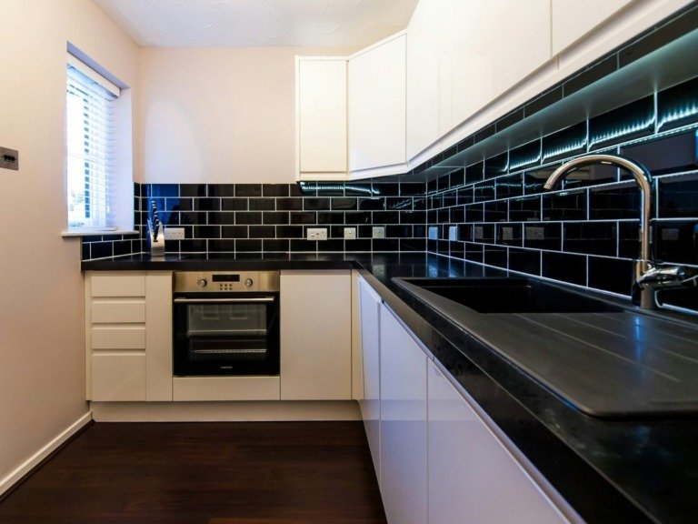 Πώς να διακοσμήσεις την κουζίνα σου με πλακάκια χωρίς να φαίνεται ντεμοντέ