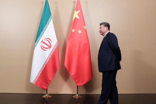 Πόλεμος στο Ιράν: Παρέμβαση της Κίνας – Ζητά από την Τεχεράνη να ανοίξει τα Στενά του Ορμούζ