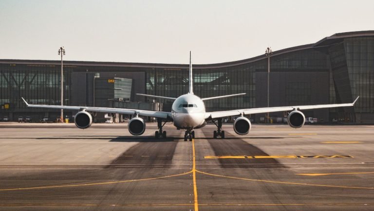 Γαλλία: Αεροσκάφος επέστρεψε αναγκαστικά από τα Εμιράτα για λόγους ασφάλειας – Θα παραλάμβανε Γάλλους