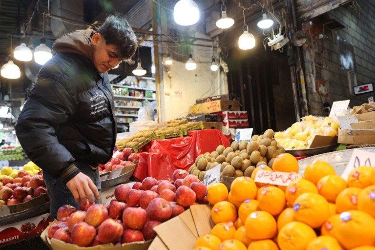 Η καθημερινότητα των Ιρανών εν καιρώ πολέμου – Ουρές για ψωμί και καύσιμα, μπλακ άουτ στο διαδίκτυο