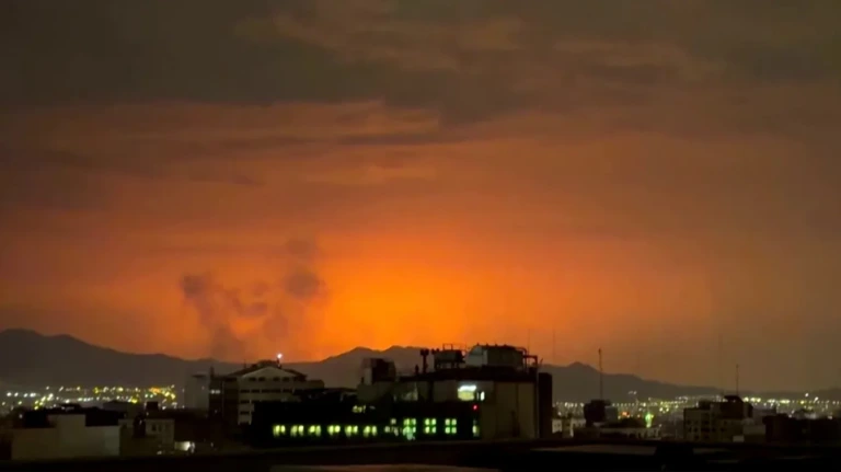 Το Ισραήλ σφυροκοπά την Τεχεράνη: «Περνάμε στην επόμενη φάση της επιχείρησης» – Πυραυλικός πόλεμος σε πολλά μέτωπα