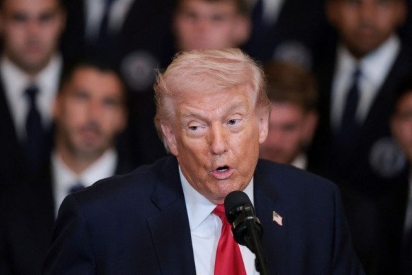 Ο Τραμπ υποστηρίζει ότι το Ιράν ζήτησε να ξεκινήσουν διαπραγματεύσεις για επίτευξη ειρήνη