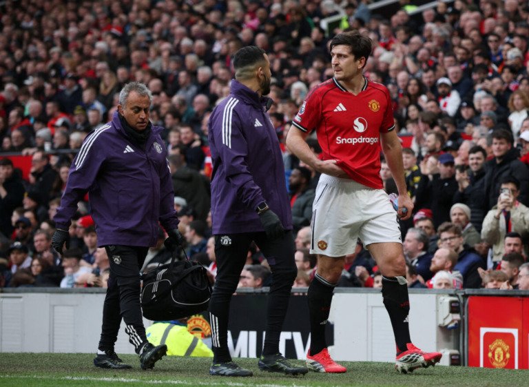 «Έλληνες αστυνομικοί ζητούν τον αποκλεισμό του Χάρι Μαγκουάιρ από την Premier League» σύμφωνα με την Daily Mail