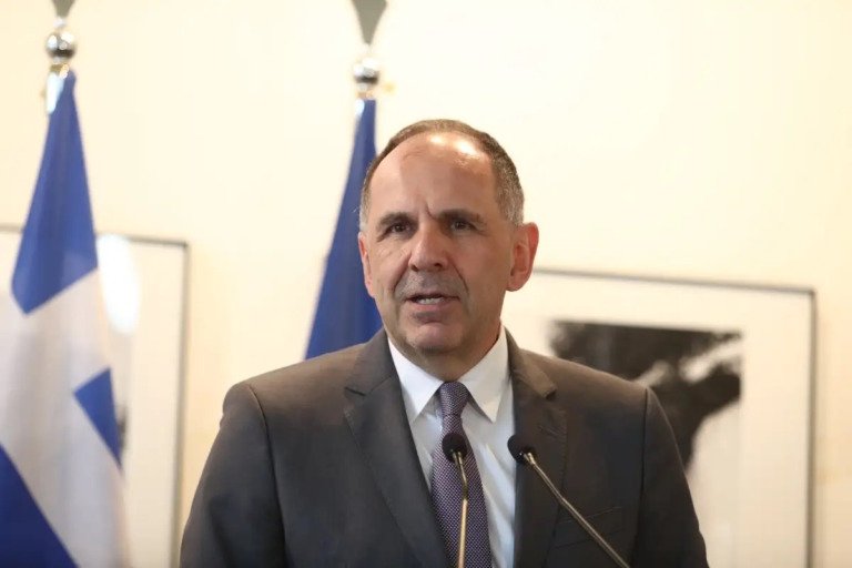 Γιώργος Γεραπετρίτης: Η Σούδα δεν απειλείται, ανησυχία για τα στενά του Ορμούζ, ιστορικό καθήκον η στρατιωτική αποστολή στην Κύπρο