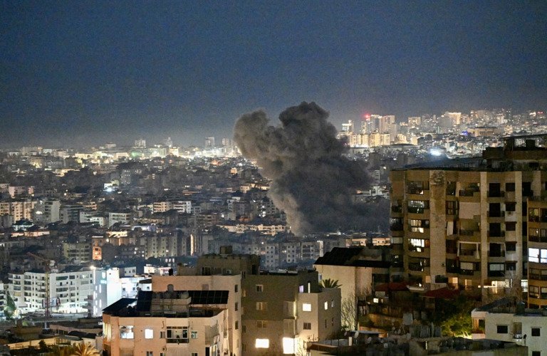 Το Ισραήλ «σφυροκοπεί» προπύργιο της Χεζμπολάχ στη Βηρυτό