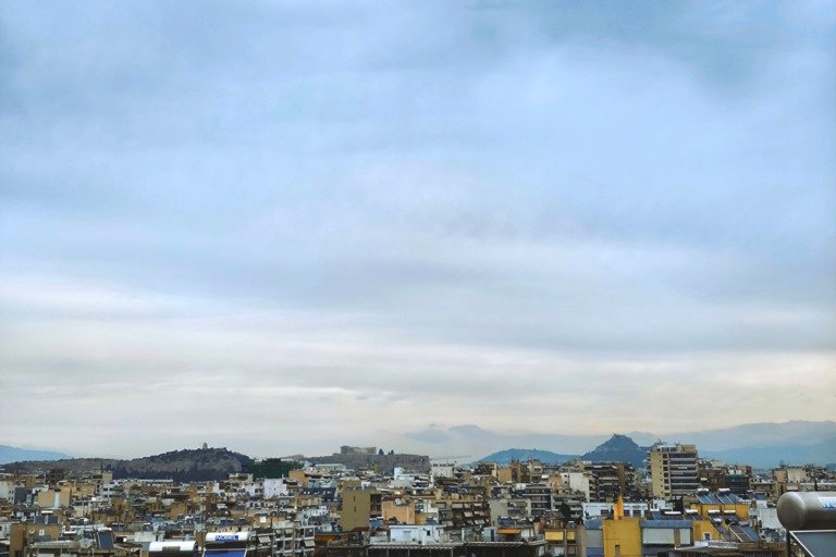 Καιρός σήμερα: «Διπρόσωπος» με βροχές και ηλιοφάνεια – Στους 19 βαθμούς η θερμοκρασία