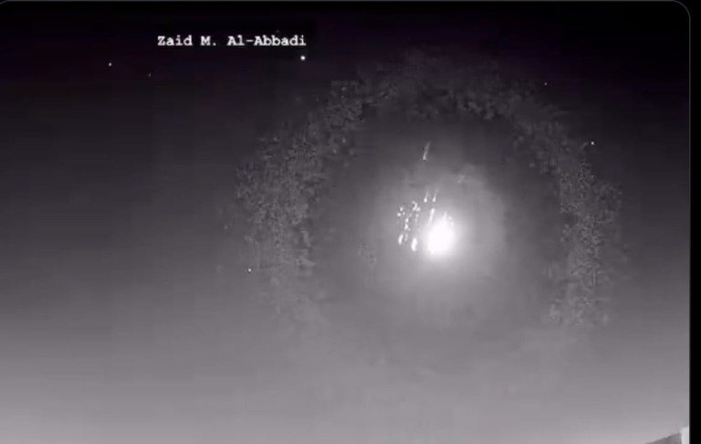 Η στιγμή της ιρανικής επίθεσης στο Ισραήλ με πύραυλο που έφερε κεφαλή διασποράς (βίντεο)