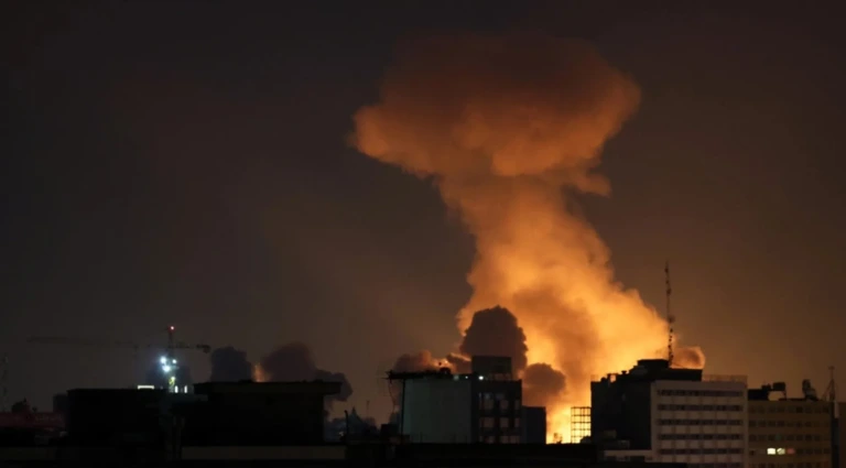 Ισραηλινοί βομβαρδισμοί στην Τεχεράνη, «παραδοθείτε ή πεθάνετε» λέει ο Τραμπ ΣΥΝΕΧΗΣ ΡΟΗ