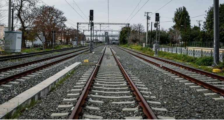 Συνελήφθη Ρομά, είχε κλέψει 70 κιλά χαλκού από τρένα – Με φράκτες ύψους 4 μέτρων προσπαθεί ο ΟΣΕ να σταματήσει τη λεηλασία του δικτύου