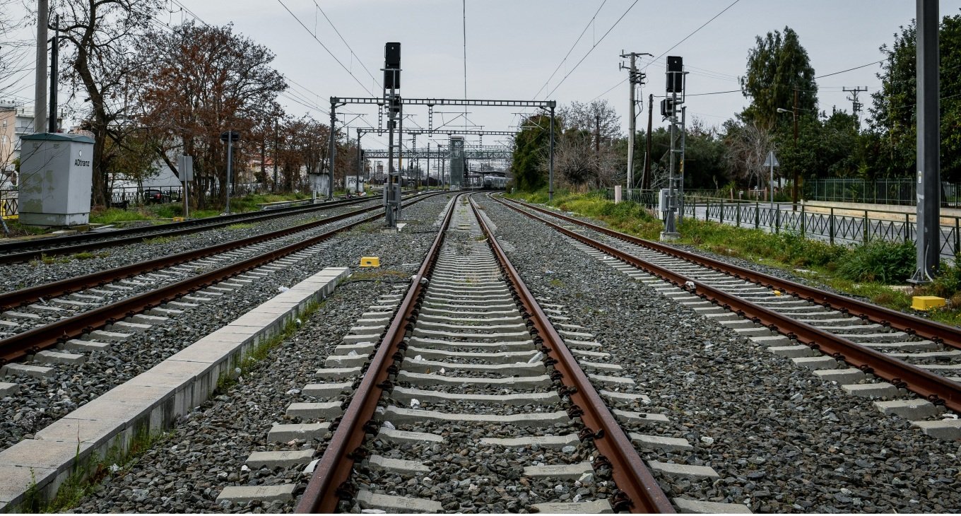 Συνελήφθη Ρομά, είχε κλέψει 70 κιλά χαλκού από τρένα – Με φράκτες ύψους 4 μέτρων προσπαθεί ο ΟΣΕ να σταματήσει τη λεηλασία του δικτύου